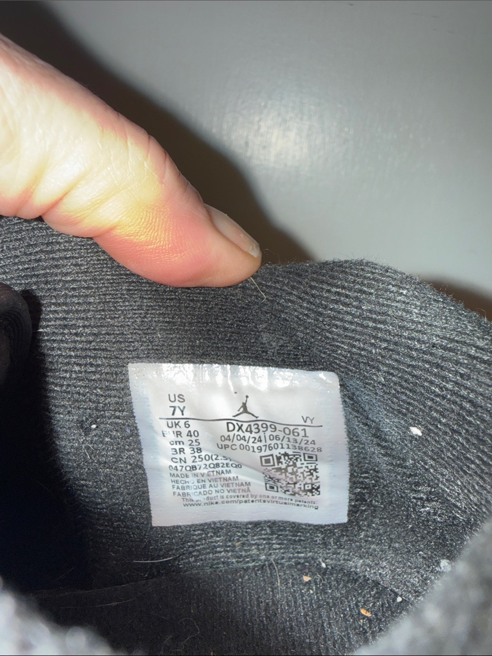 Nike Jordans Kids Black and Red Low-Top Sneakers - Picture 5 of 6